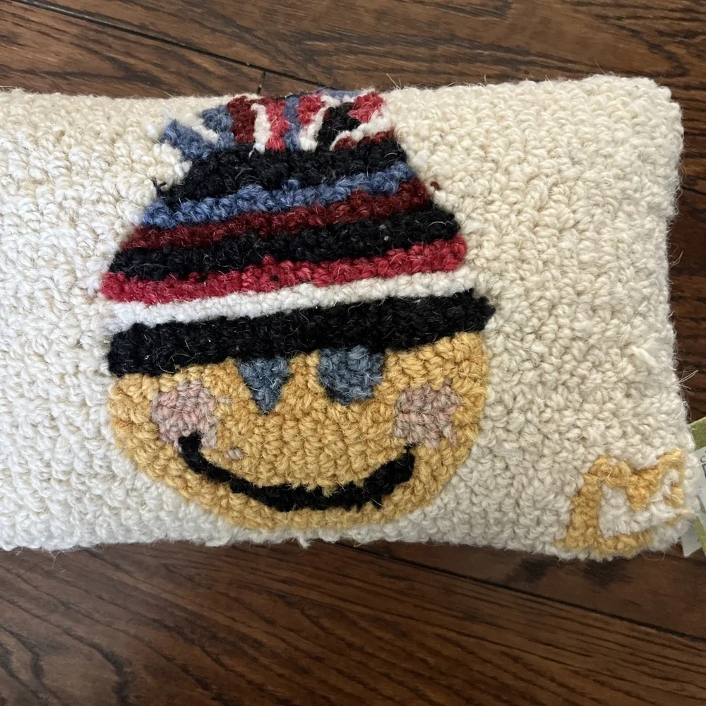 NWT Chandler 4 Corners Emoji In Snow hat 8